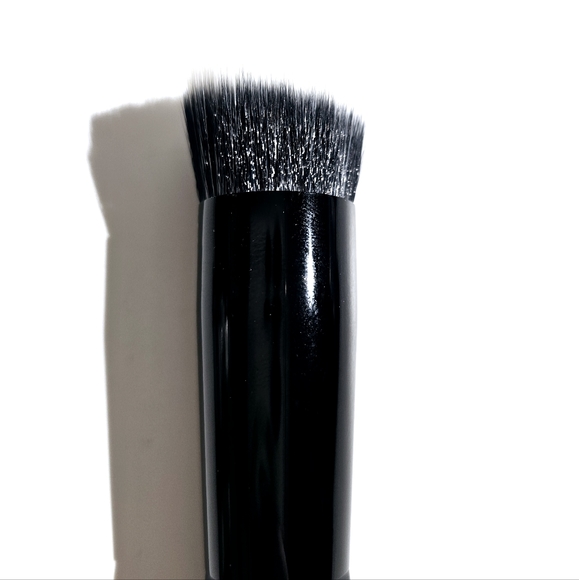Sara Adams Cosmetiques Round angled foundation brush #20 New - Picture 4 of 6
